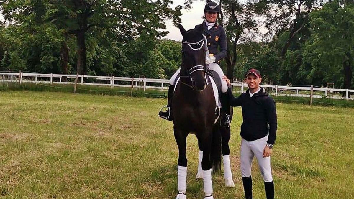 Alba Abollo y Víctor Pomares, con uno de los caballos de Fonte Abeti. / FA