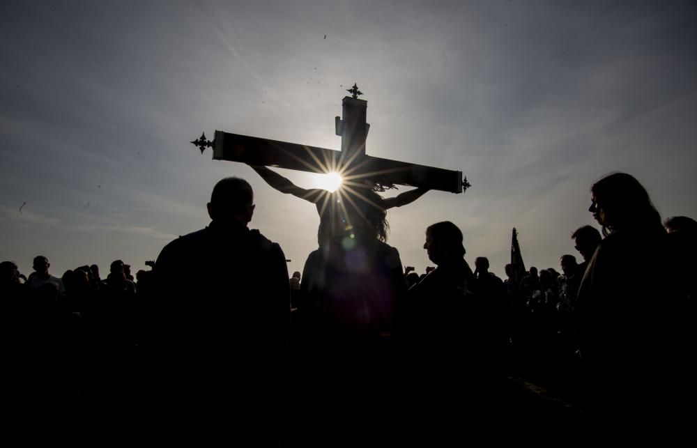 El Cristo del Salvador acude a la playa de València para rezar por los que han perdido la vida en el Mediterráneo.