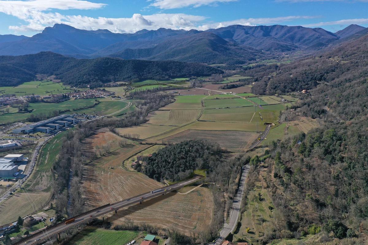 El viaducte previst sobre la riera de Riudaura.