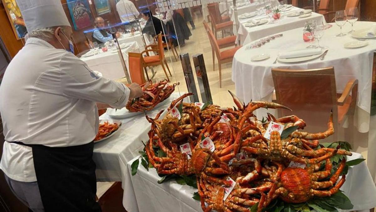 “Gabi”, el cocinero del restaurante Solaina, preparando centollos.