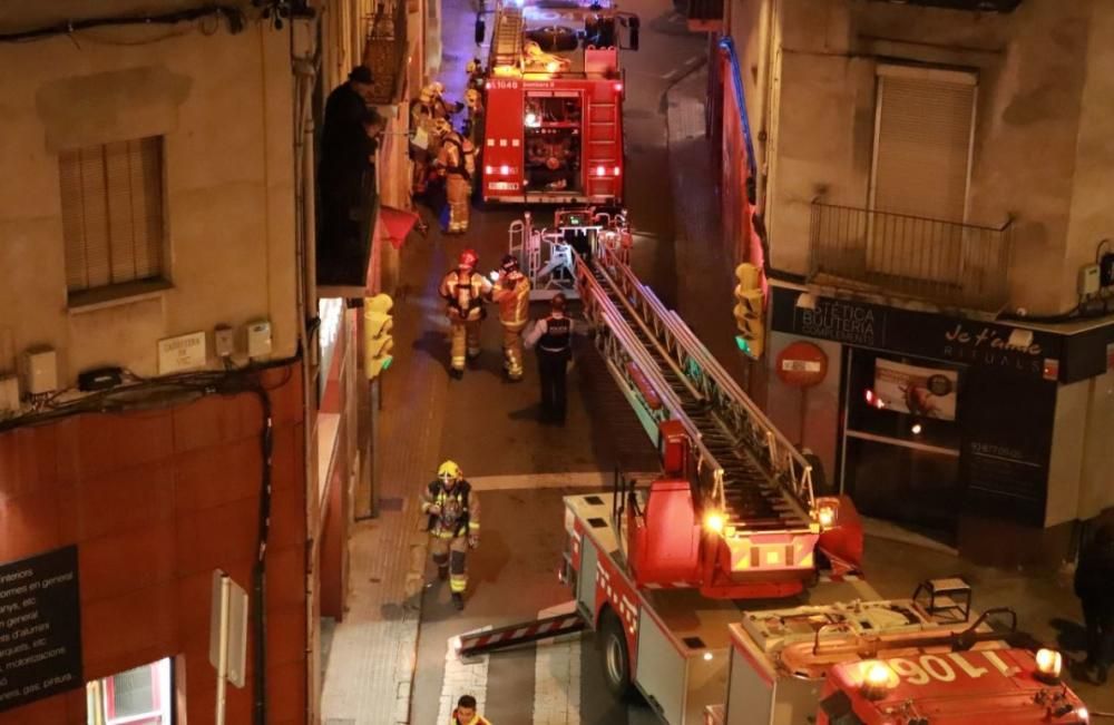 Imatges dels Bombers treballant al carrer Puigterrà de Dalt.