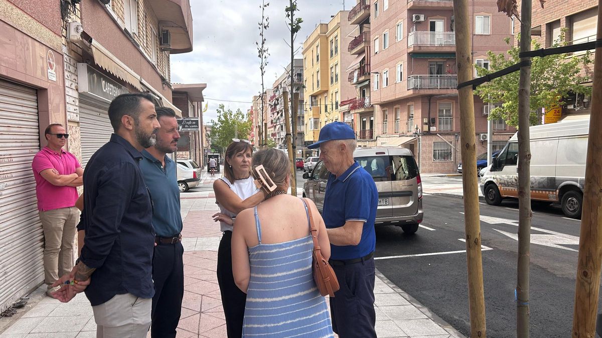 El alcalde, durante su visita a la avenida Ausiàs March, recientemente reurbanizada, con Samuel Ruiz y Loli Serna y vecinos.