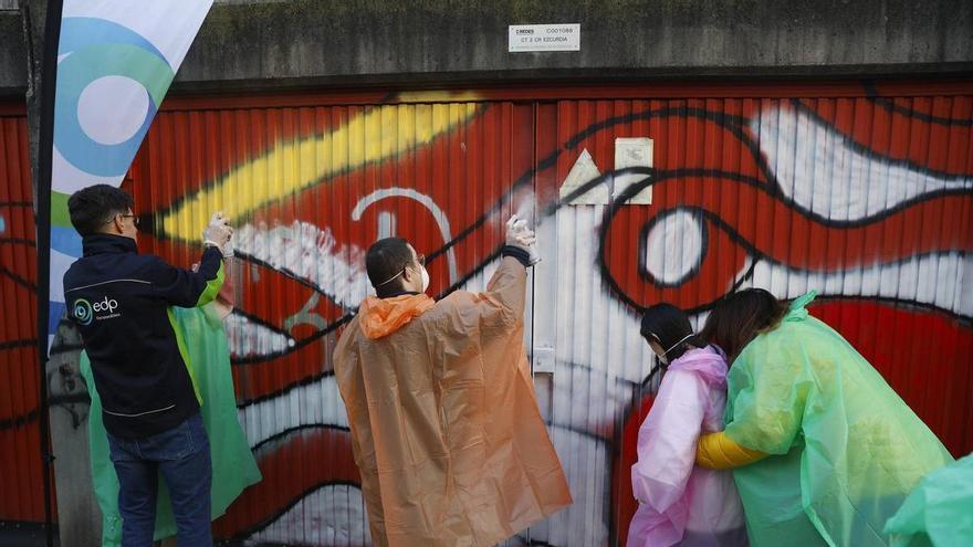 Más de 30 jóvenes con síndrome de Down llenan de luz el transformador de la Fábrica de Gas de Gijón: "Es una gran experiencia"
