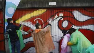 Más de 30 jóvenes con síndrome de Down llenan de luz el transformador de la Fábrica de Gas de Gijón: "Es una gran experiencia"