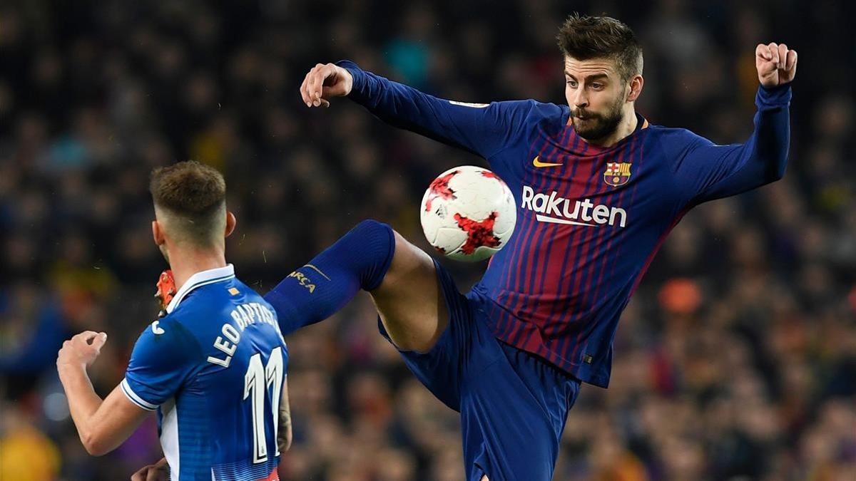 Gerard Piqué pugna por el balón con Baptistao.