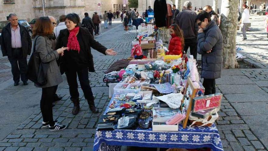 Rastro-trueque en la plaza de Viriato