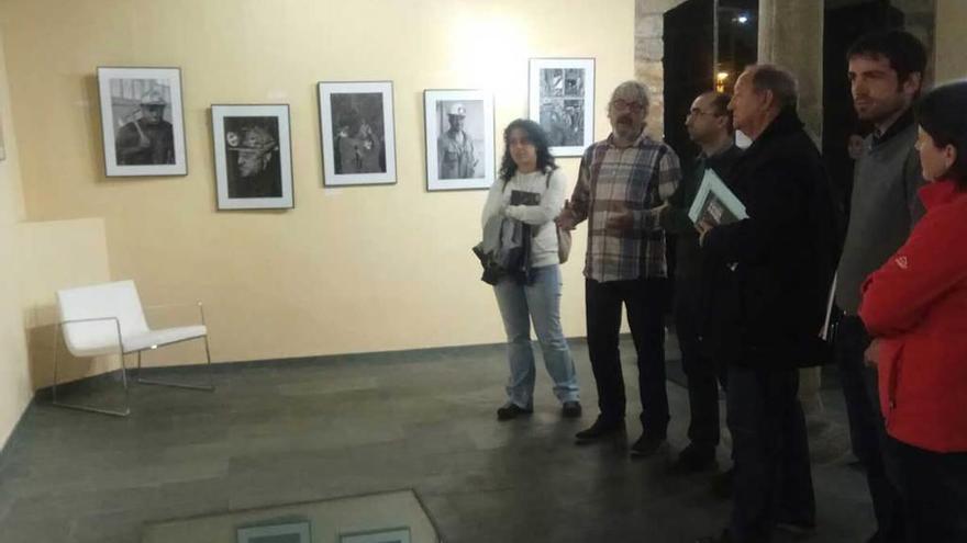 Por la izquierda, la concejala Begoña Cueto; Eduardo Urdangaray, explicando la exposición; el alcalde cangués, José Víctor Rodríguez; el concejal José María Álvarez, y los alcaldes de Degaña e Ibias, José María Álvarez y Silvia Méndez, respectivamente.