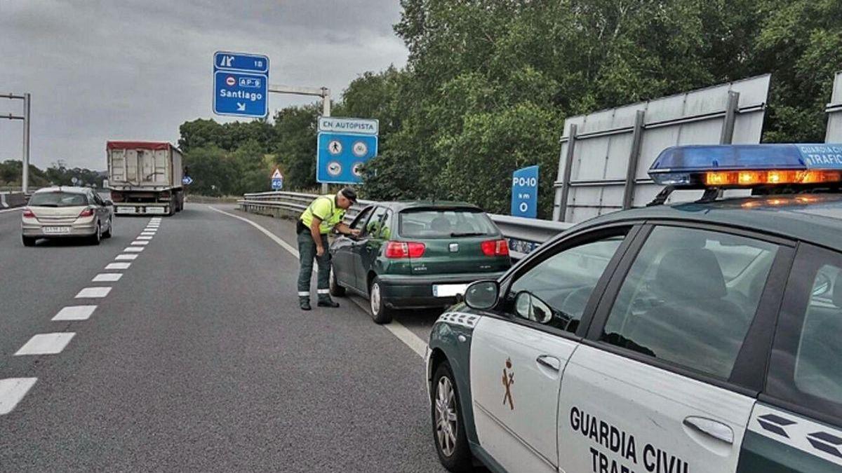 Un agente tras interceptar a un conductor de 78 años en sentido contrario.