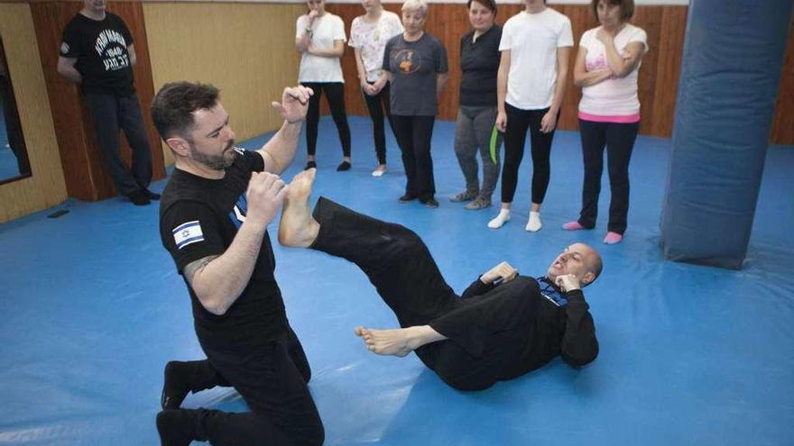 Dos de los entrenadores simulan un ataque durante el seminario.