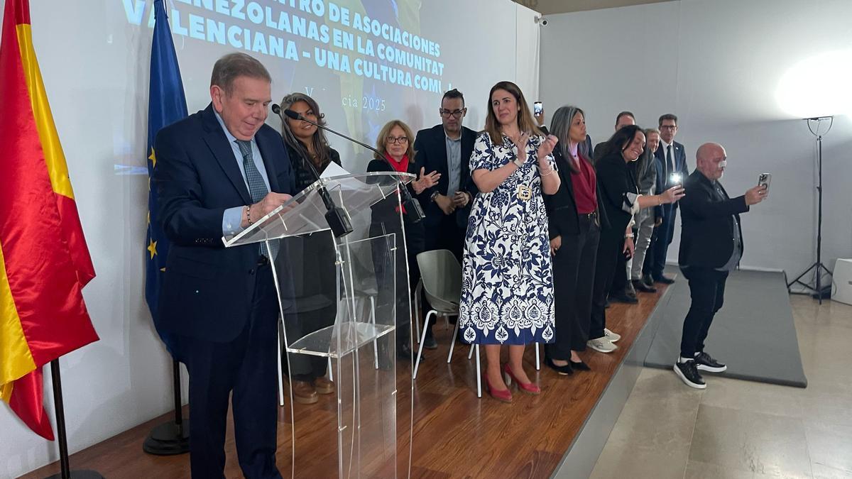 Edmundo González interviene en València en el I Encuentro de Asociaciones Venezolanas