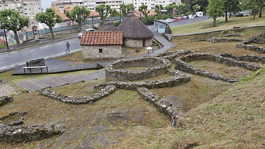 El mapa de los castros. Vigo, como recogen los técnicos en el borrador del propio PXOM, disfruta de un amplio legado arqueológico. Una de las “joyas” de ese listado son los castros, como el del monte al que dan nombre, Torres de Padín o Monte do Alba, entre otros.  | ALBA VILLAR