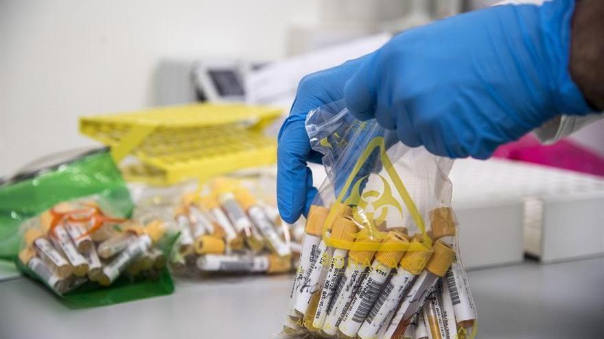 Un fallecido, 114 contagios y otros nueve brotes de coronavirus en Extremadura