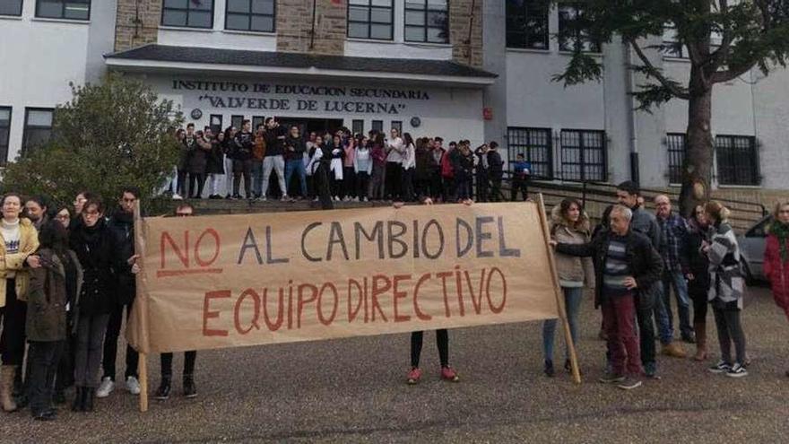 Movilización ante el instituto de Puebla en contra del cambio del equipo directivo organizada en la mañana de ayer.