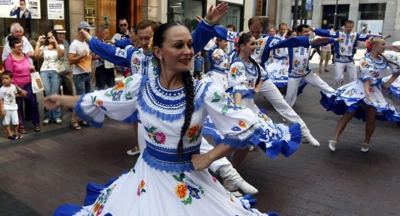 El Eifolk llena el centro de Zaragoza de música y danzas