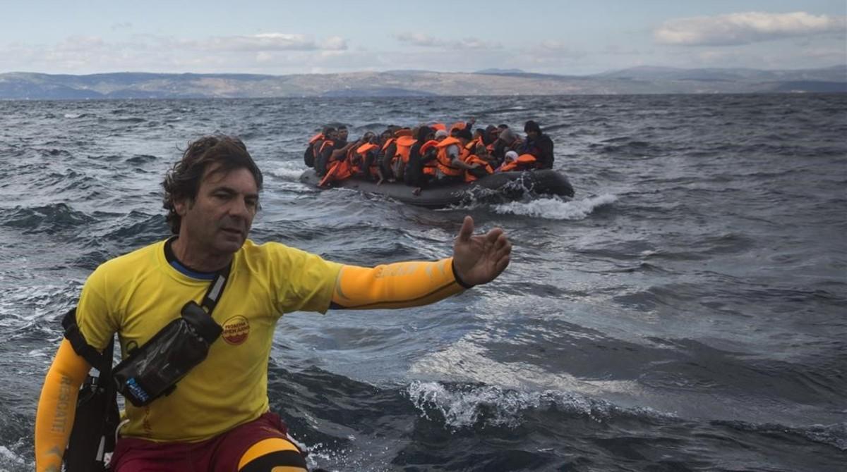 Òscar Camps, durante una operación de rescate de refugiados, cerca de las costas de Lesbos, el 25 de octubre del 2015.