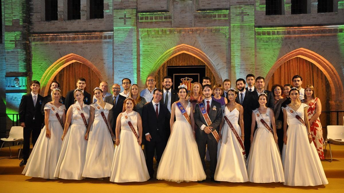 La Reina y el Rey de Santa Ana 2026, junto a sus respectivas Damas y Damos, en el Replà de Santa Ana.