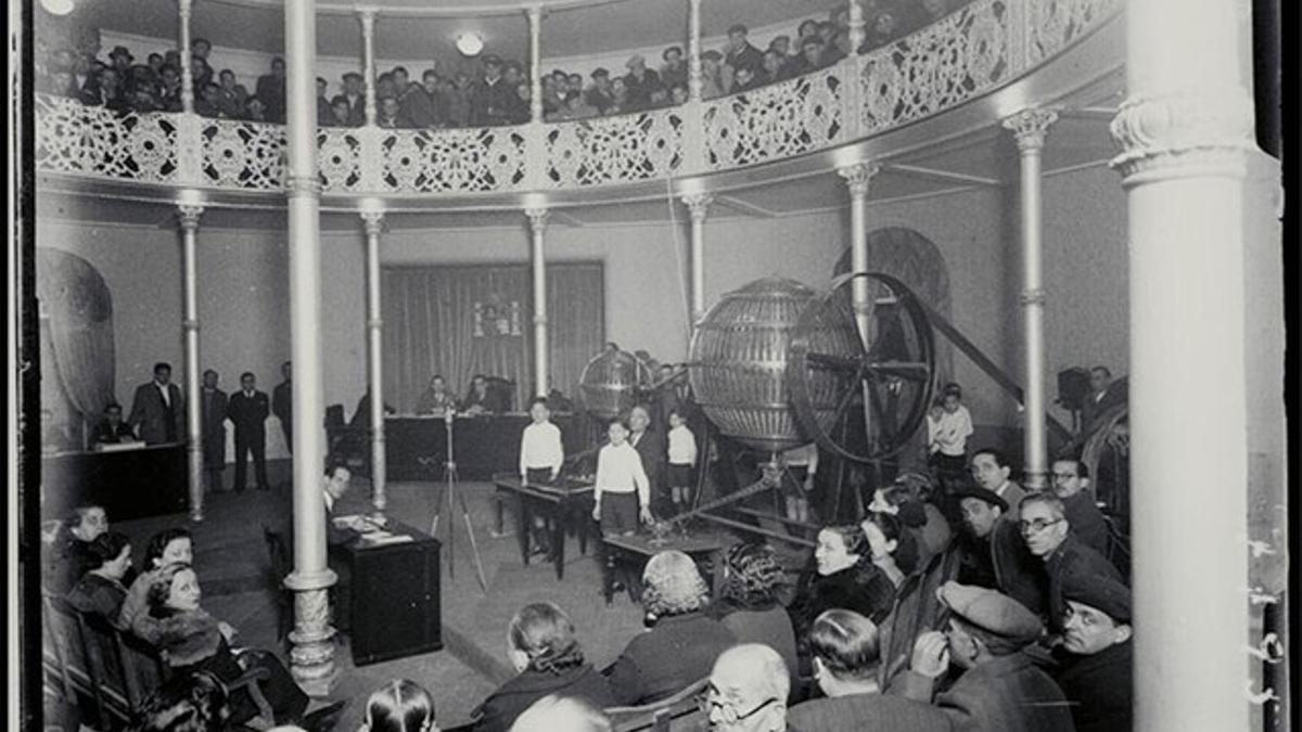 Celebración del sorteo de Navidad celebrado el 22 de diciembre de 1937 en el restaurante Lyon d'Or, en la Rambla de Barcelona