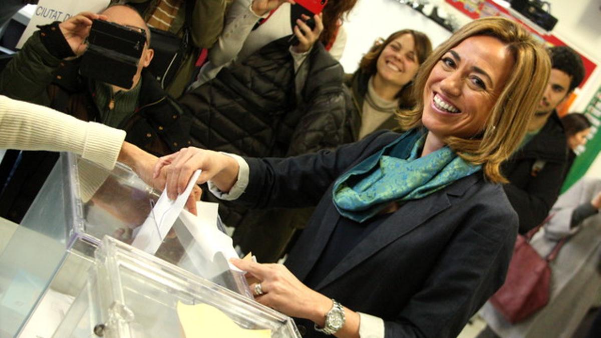 La candidata del PSC, Carme Chacón, ha votado en Esplugues del Llobregat.