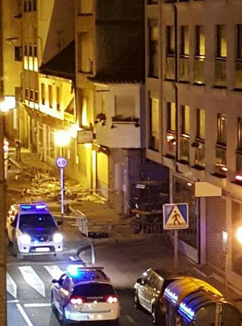 La caída de una cornisa en Moaña daña tres vehículos