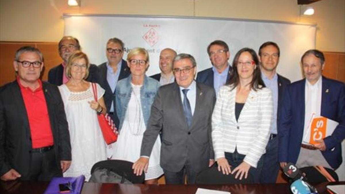 Aliados 8 El alcalde de Lleida, Àngel Ros, junto a los concejales del PSC y de Ciutadans en el ayuntamiento.