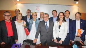 Aliats 8 L’alcalde de Lleida, Àngel Ros, amb els regidors del PSC i de Ciutadans a l’ajuntament.