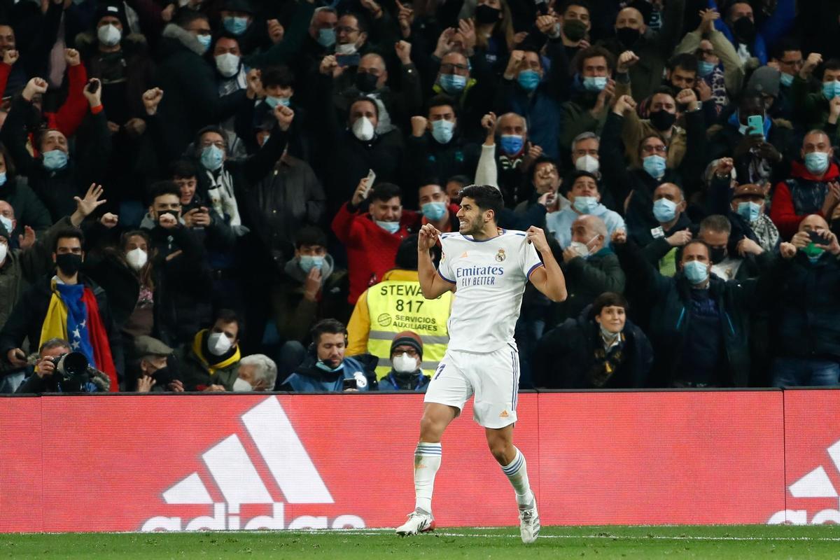 Aficionados disfrutan de un partido del Real Madrid en el Santiago Bernabéu.