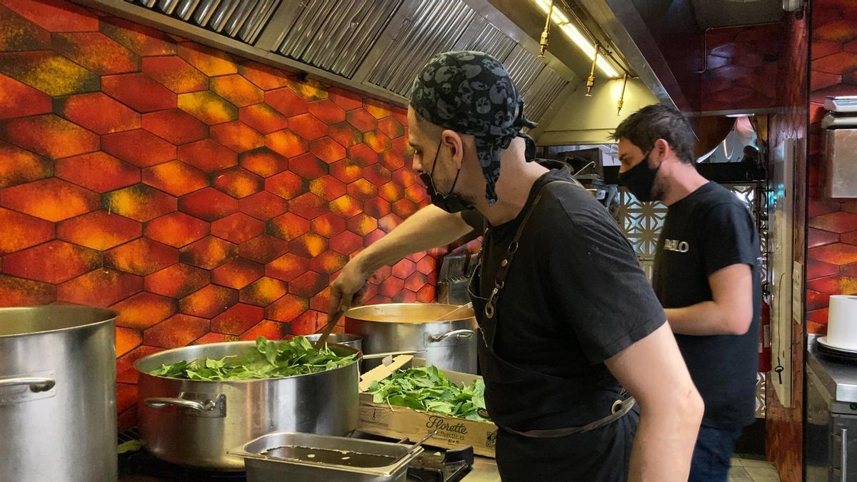 La cocina del restaurante "El Ferroviario" en Oviedo