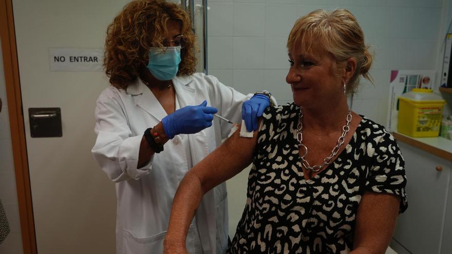 La población general de Zamora comienza a vacunarse contra la gripe y el COVID
