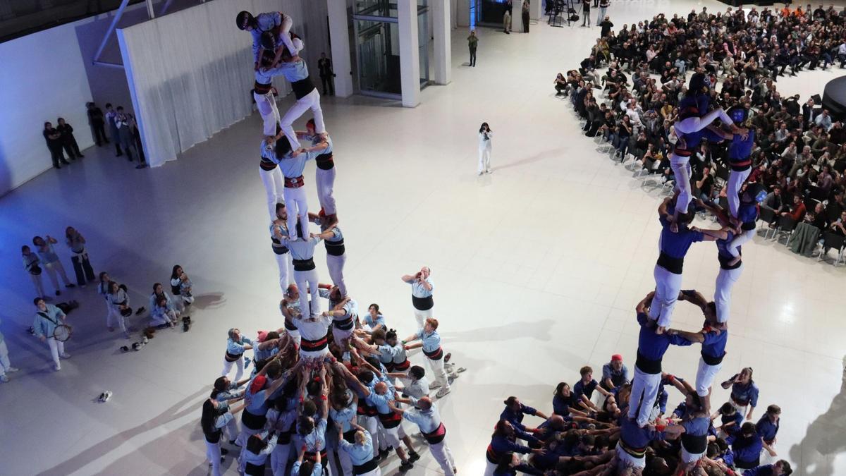 El 3 de 7 de los Castellers de la Vila de Gràcia y el 3 de 7 de los Castellers del Poble Sec en el acto de conmemoración de los 15 años del reconocimiento como Patrimonio Inmaterial de la Humanidad de la Unesco, este domingo.