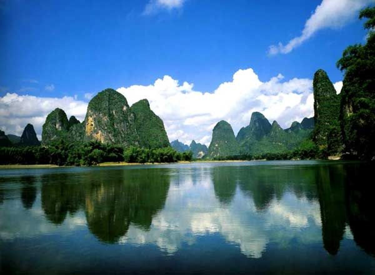 Reflejo de las colinas kársticos sobre el agua del río Li.