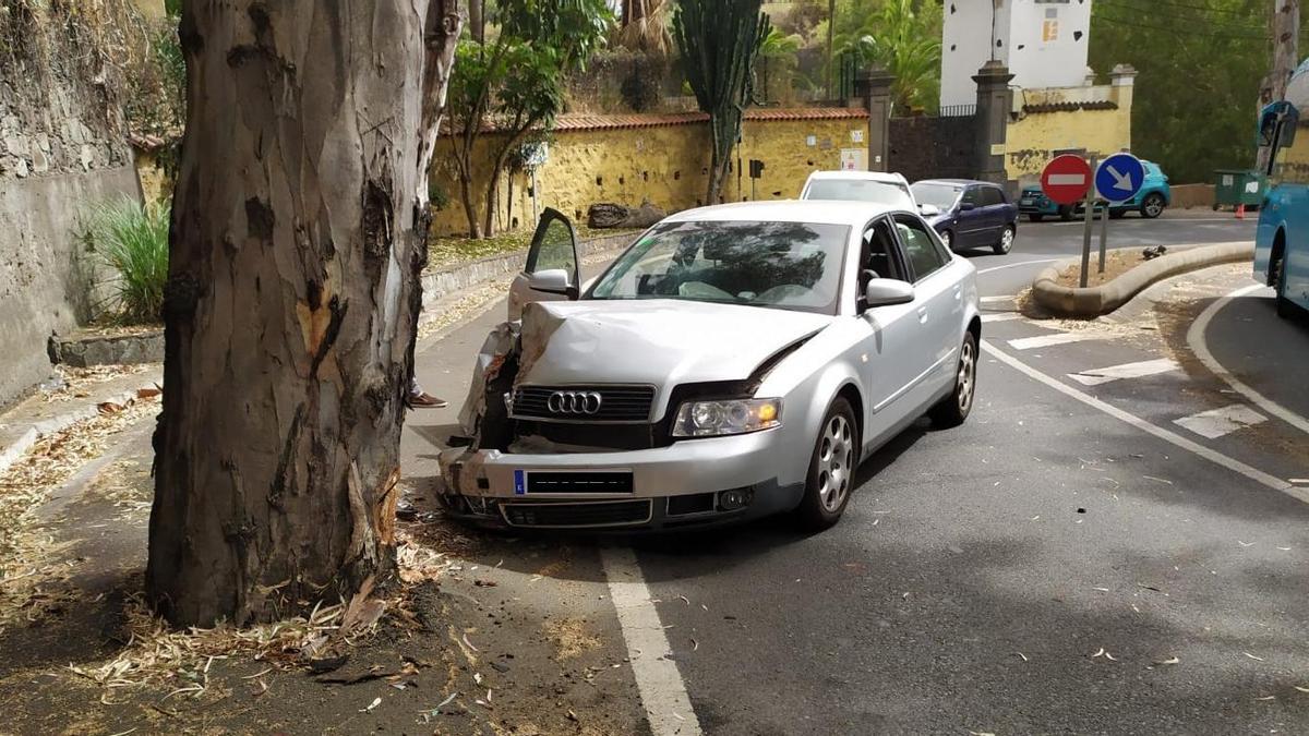 Vehículo accidentado en la carretera del Centro a la altura de Santa Brígida.