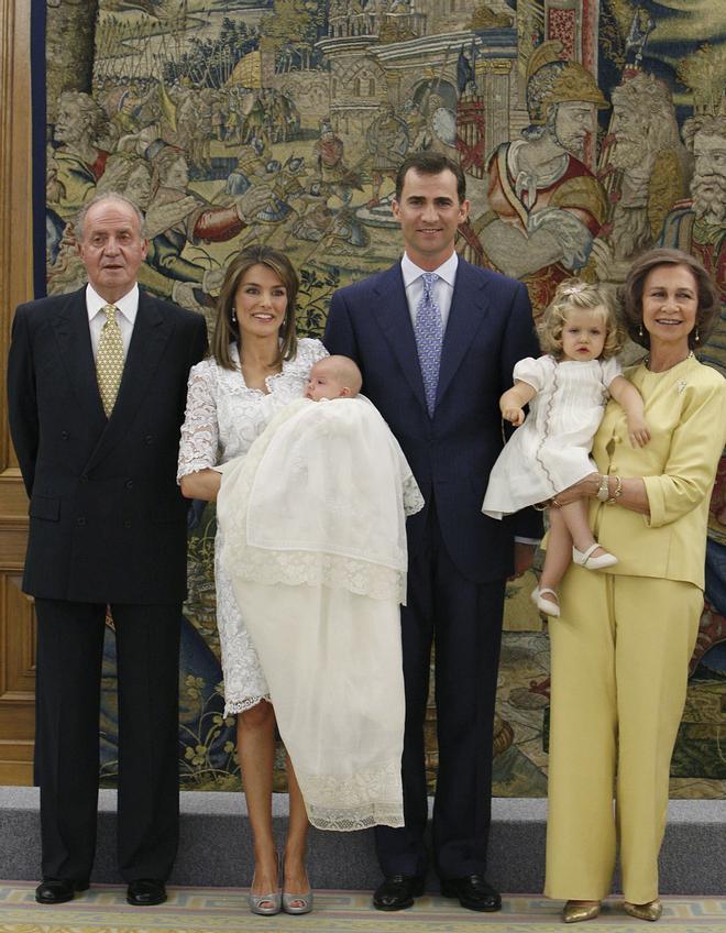 La familia real en el bautizo de la infanta Sofía