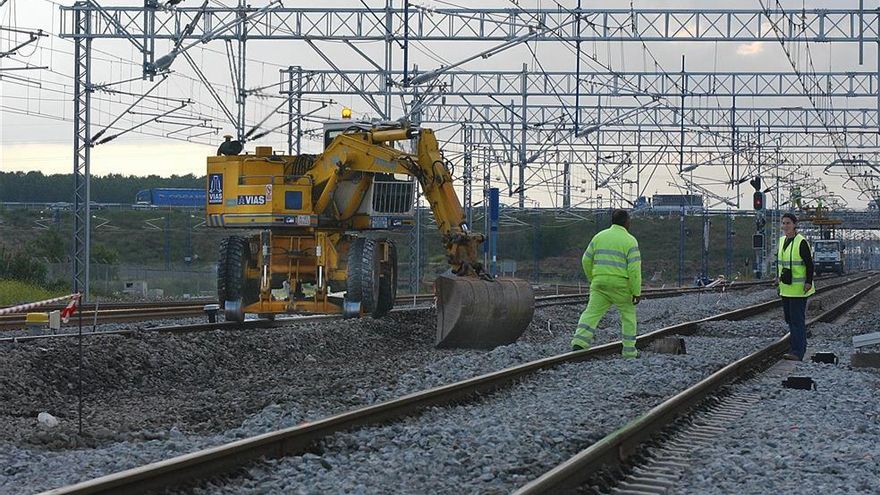 Adif licita la instalación de las primeras catenarias del AVE extremeño por 42,4 millones