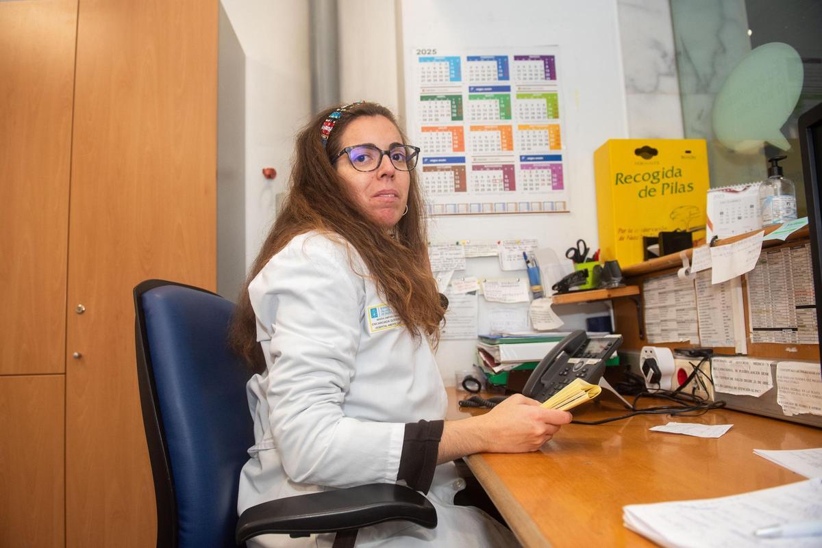 Sandra Varela, en su puesta de trabajo, en el Hospital Abente y Lago (Chuac).