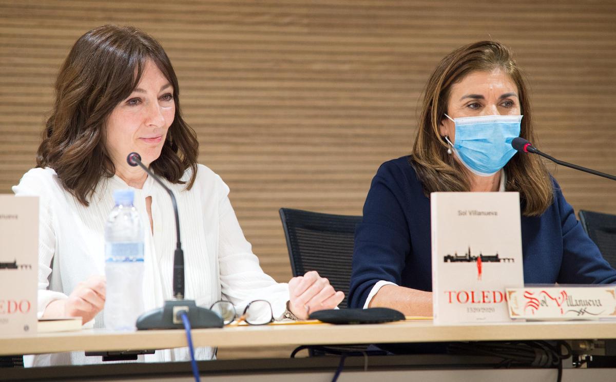 Sol Villanueva, a la izquierda, presentando uno de sus libros en el Hospital Nacional de Parapléjicos