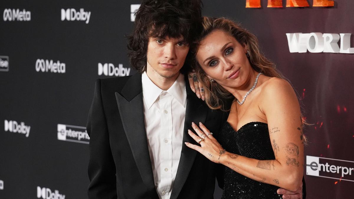 La cantante Miley Cyrus, a la derecha, posa para los fotógrafos con su novio Maxx Morando en el estreno de la película «Avatar: Fire and Ash» el lunes 1 de diciembre de 2025 en el Dolby Theatre de Los Ángeles