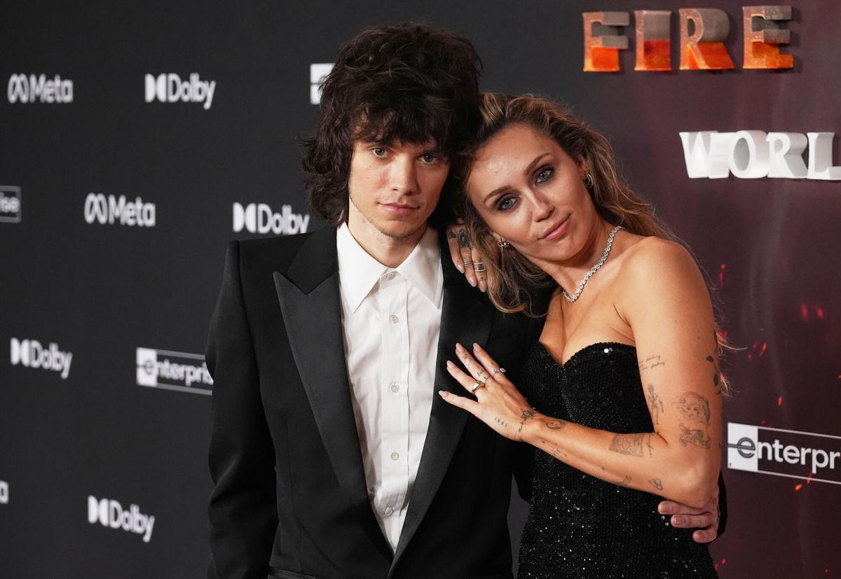La cantante Miley Cyrus, derecha, posa para los fotógrafos con su novio Maxx Morando en el estreno de la película 'Avatar: Fire and Ash'. el lunes 1 de diciembre de 2025 en Dolby Theatre de Los Ángeles. (Foto AP/Chris Pizzello) Associated Press 7 LaPresse Sólo Italia y España. SÓLO USO EDITORIAL / SÓLO ITALIA Y ESPAÑA