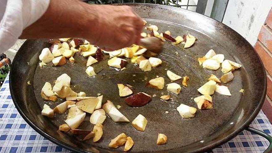 Elaboración de un arroz caldoso con setas. | par