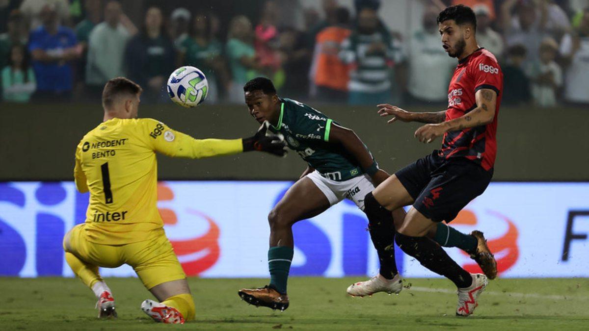 Endrick volvió a ser el protagonista del Palmeiras con este golazo ante el Athletico Paranaense de Vitor Roque