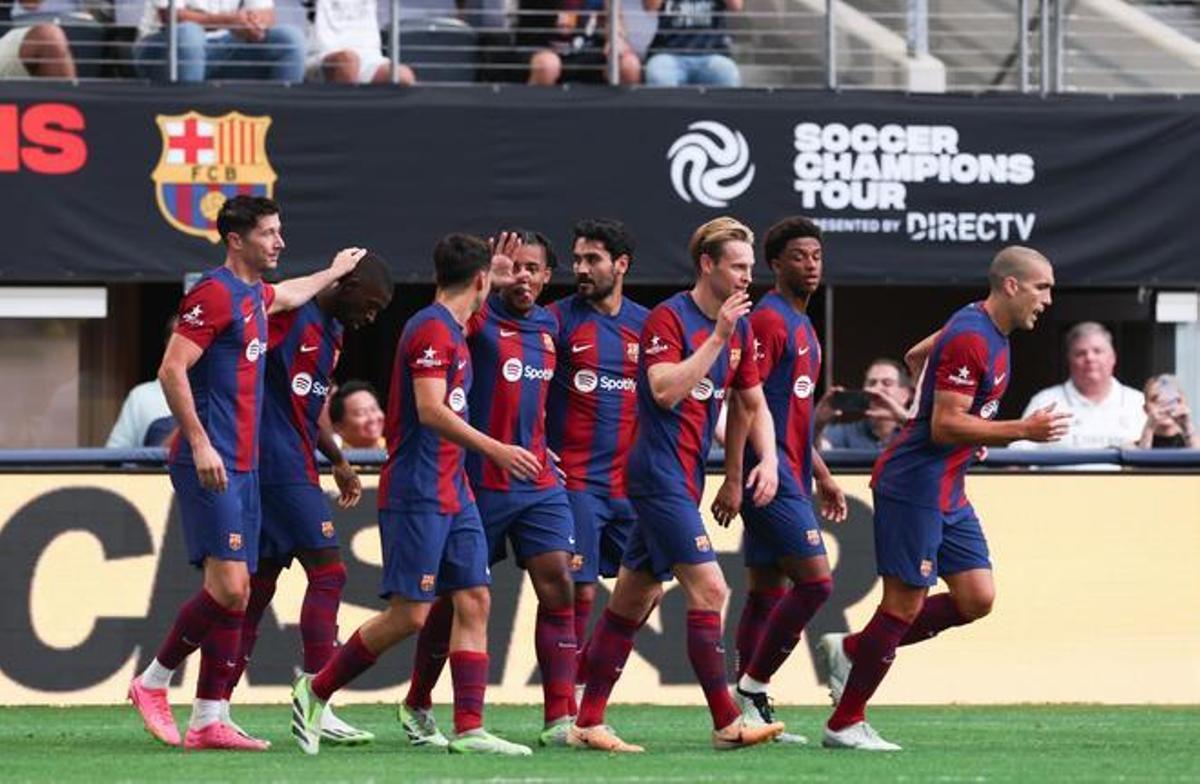 Los jugadores del Barça celebran su victoria.