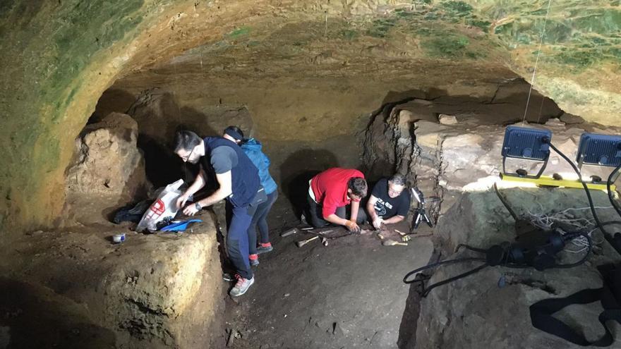 Retoman la investigación en la cueva de los Azules tras tres décadas sin excavaciones