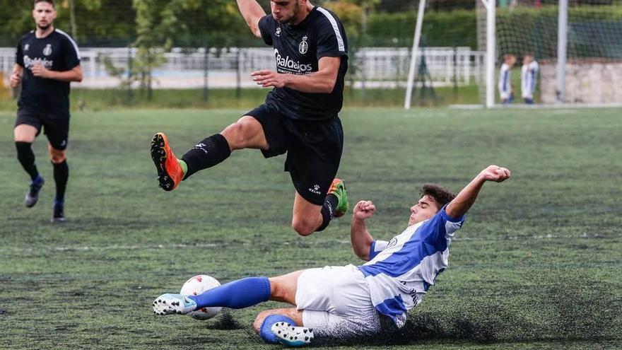 Anselm trata de llevarse un balón ante un jugador del Lugones.