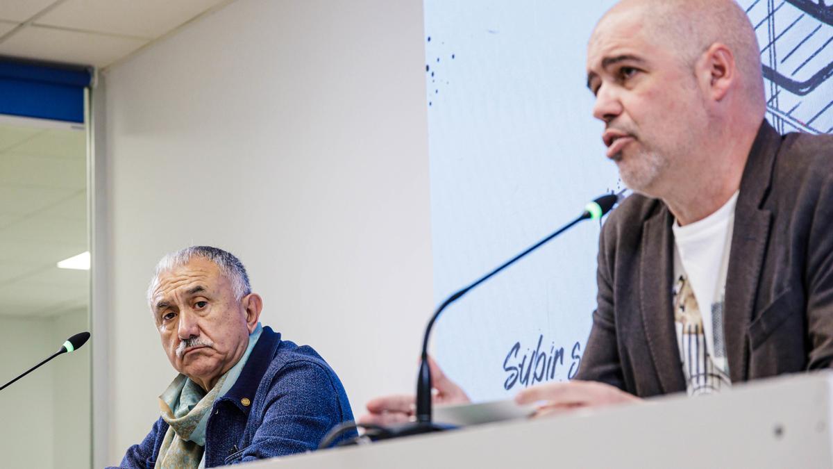 Los secretarios generales de UGT y CC00, Pepe Álvarez (i), y Unai Sordo (d), ofrecen una rueda de prensa en la sede de Comisiones Obreras (CCOO), a 20 de abril de 2023, en Madrid (España).