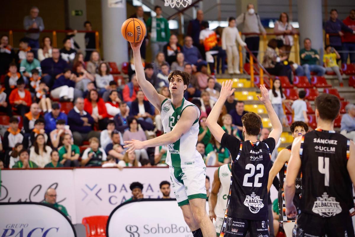 Pablo Martín ejecuta un lanzamiento.