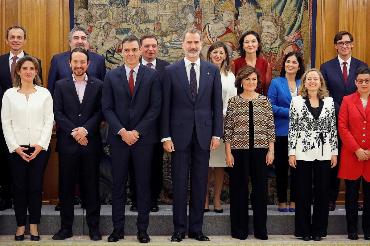 Pedro Sánchez junto a Felipe VI y los ministros que conforman el primer Gobierno de coalición.