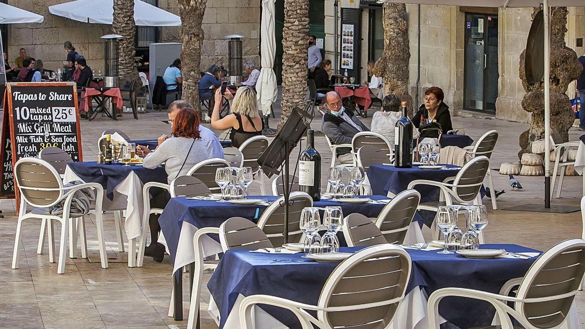 Terrazas de restaurantes en el Casco Antiguo de Alicante, ayer, a la hora de la comida.