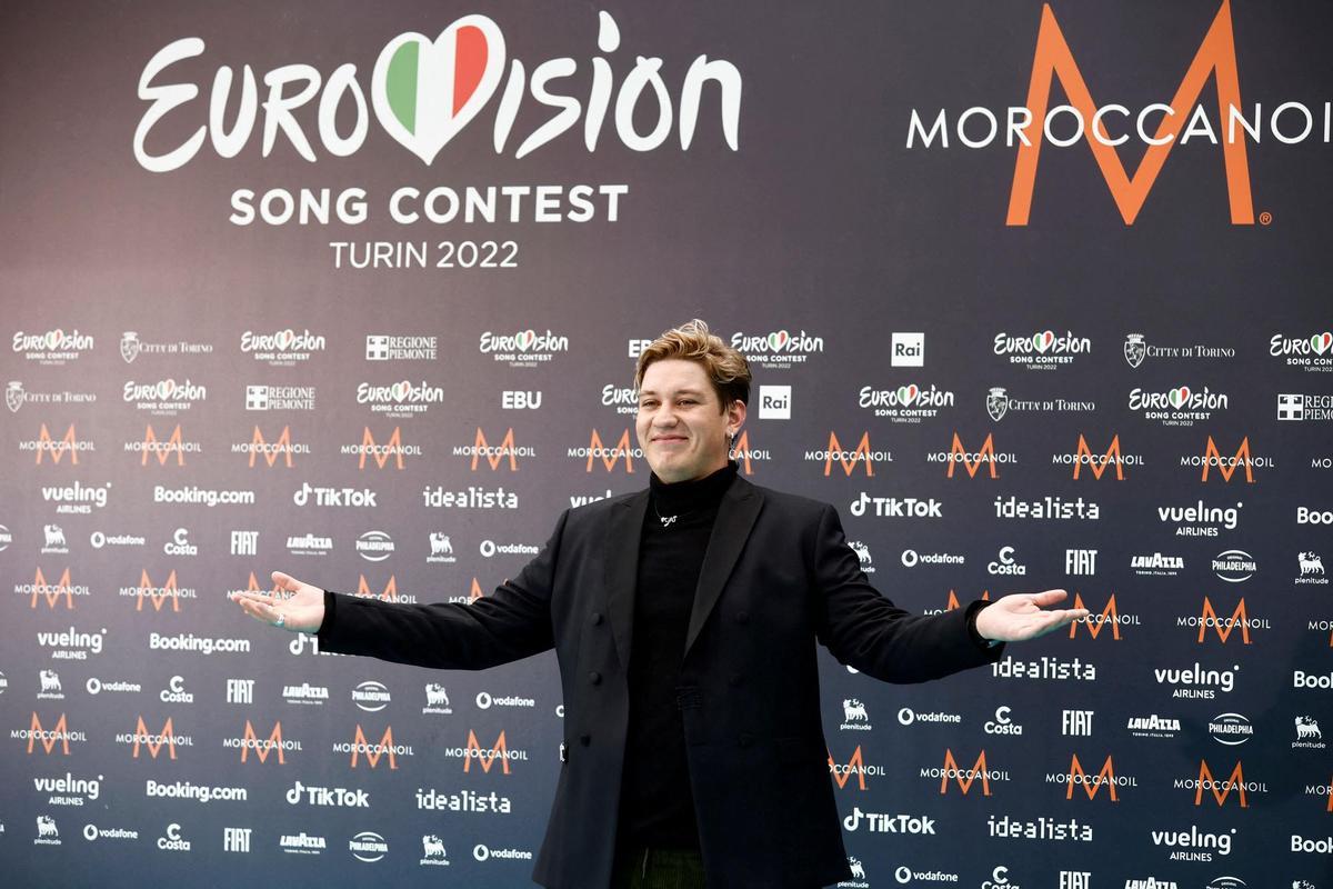 Marius Bear, en la Alfombra Turquesa de Eurovisión 2022.