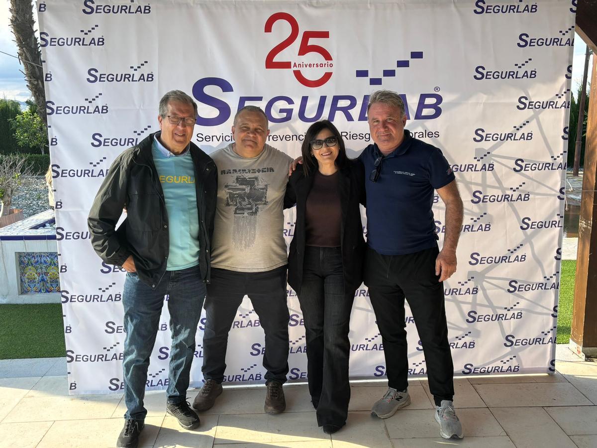 Lucio Navarro y Samuel Vázquez, socios de Segurlab, junto a Diego Urbán Ibarra, jefe del departamento de Vigilancia de la Salud, y Noelia Bolaño Belda, jefa del departamento de Administración. Forman parte de la compañía desde sus inicios, en 2001.