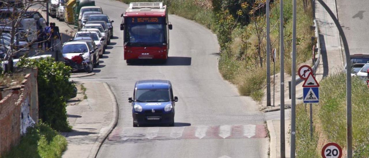 Vehículos circulando por la calle Escultor Peresejo, donde está programado el bulevar.