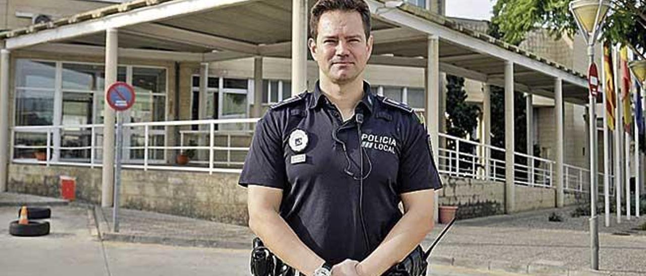 Francisco Darder, nuevo jefe de la PolicÃ­a Local de CalviÃ , frente al cuartel de Son Bugadelles.